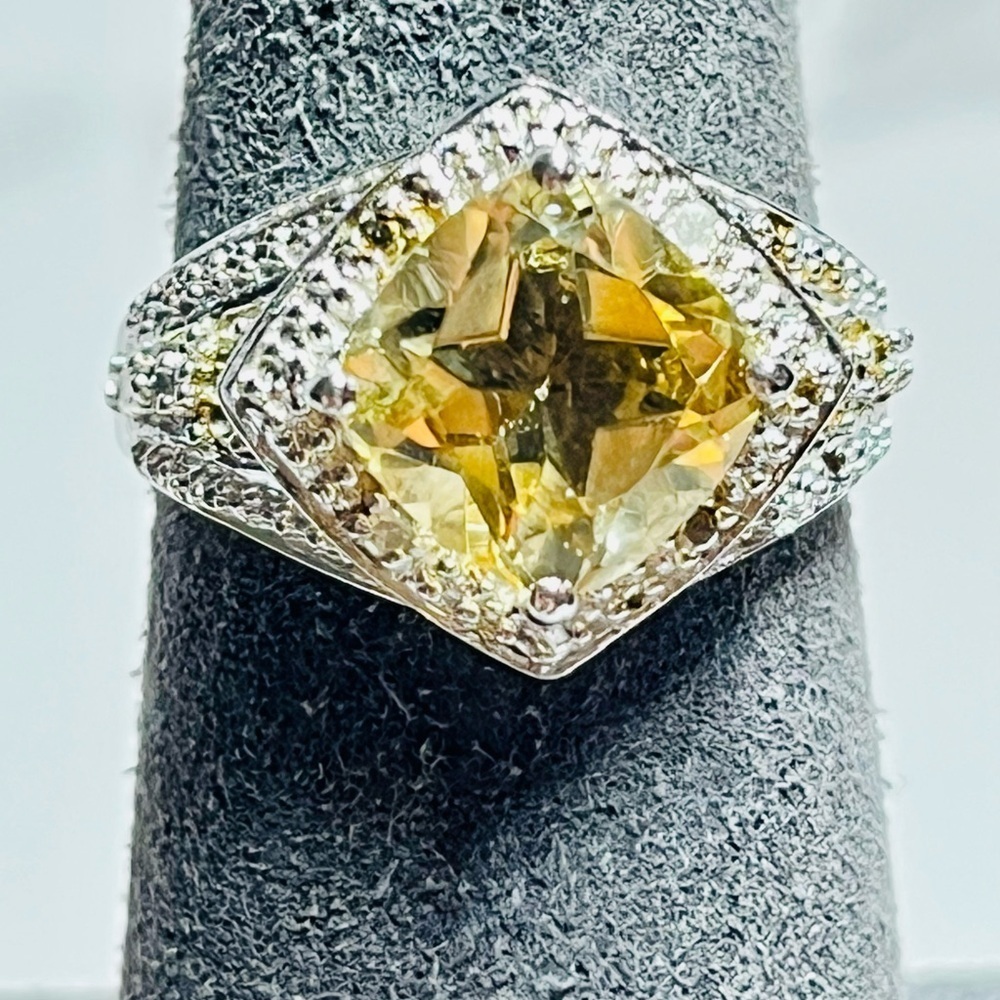 Radiant Elegance: 2.59 Carat Citrine and Diamond White Gold Ring - Picture 3 of 14